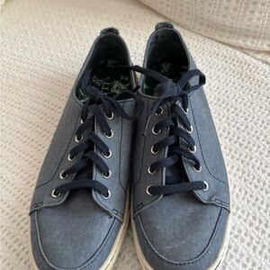 LL Bean size 8 medium Blue Canvas Sneakers